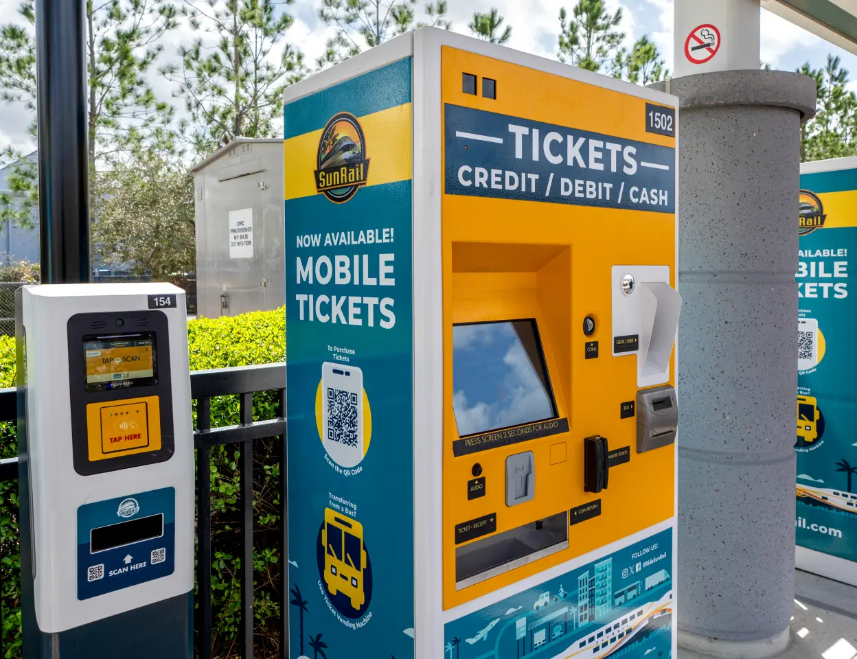 Ticket Validation Unit (TVU) ak Ticket Vending Machine (TVM) nan Estasyon Maitland. A ticket validator and a ticket vending machine on a SunRail Station platform.